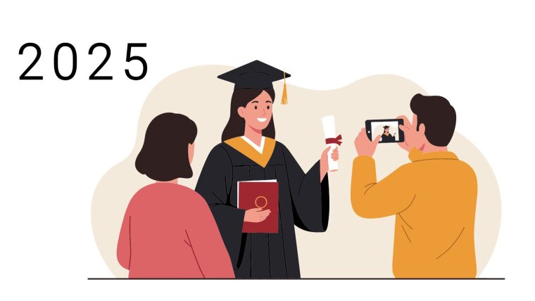 Eine Uni-Absolventin wird von ihren Eltern mit dem Handy fotografiert.