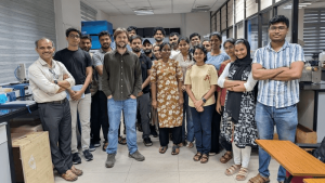 Dr. Juan Luis Gomez-Urbano inmitten der gastgebenden Arbeitsgruppe von Prof. Shaijumon.