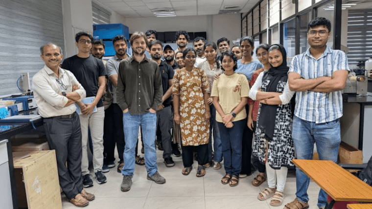 Dr. Juan Luis Gomez-Urbano inmitten der gastgebenden Arbeitsgruppe von Prof. Shaijumon.