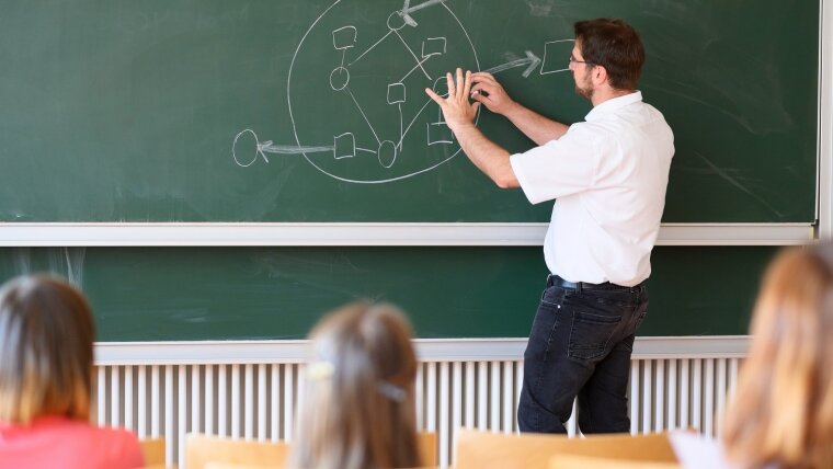 Studierende und Lehrender während eines Seminars