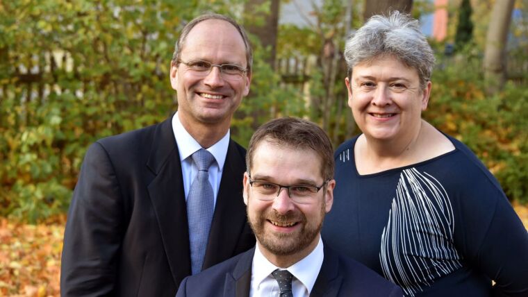 Dekanat der Chemisch-Geowissenschaftlichen Fakultät 2020: Prof. Dr. Hans-Dieter Arndt, Prof. Dr. Sebastian Henn, Prof. Dr. Nina Kukowski (v.l.)