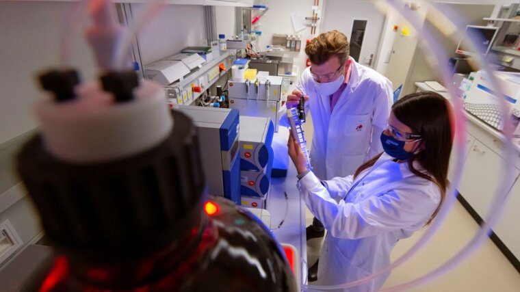 Doktorandin Gizem Cinar und PD Dr. Ivo Nischang experimentieren in einem Labor am Jena Center for Soft Matter.