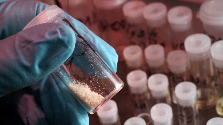 Als farbloses Pulver in einem kleinen Laborgläschen erkennbar ist in einem Labor des Instituts für Organische Chemie und Makromolekulare Chemie der Universität Jena ein spezielles Monomer - Baustein für ein selbstheilendes Polymer.