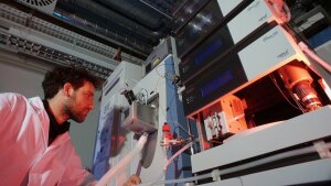 A doctoral student of the JSMC works in a laboratory at the Institute of Inorganic and Analytical Chemistry of the University of Jena.