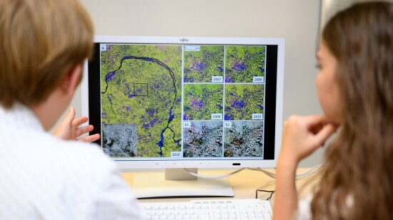 Es gibt bereits einige digitale Lernplattformen für die Erdbeobachtung mit Satellitenbildern.