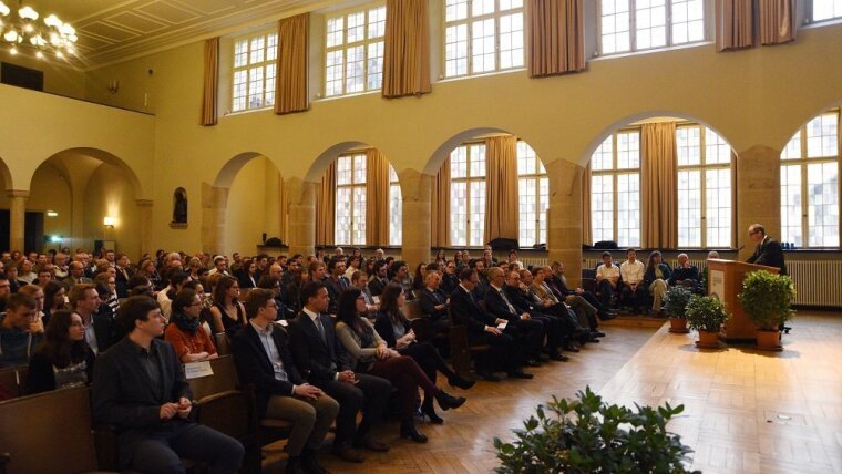 Absolventenfeier der Chemisch-Geowissenschaftlichen Fakultät 2017 - Blick in die Aula