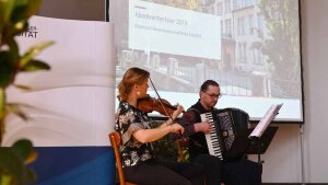 Absolventenfeier 2019: Musikalische Umrahmung durch das Duo Streichzart