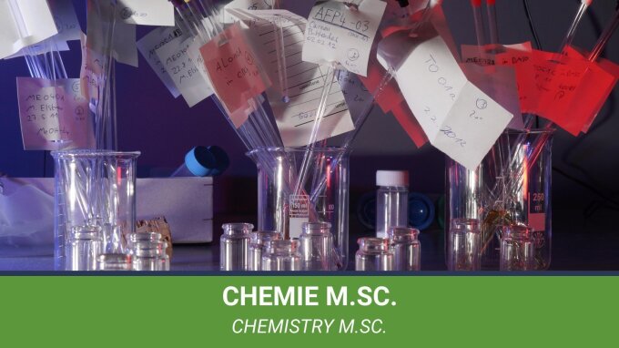 Glasgefäße und Notizen in einem Chemielabor