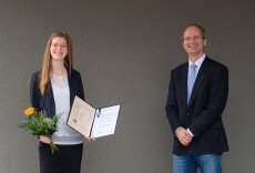 Preisverleihung Examenspreis FSU Jena 2020: Preisträgerin Stefanie Lawrinowitz (links) und Dekan Prof. Dr. Hans-Dieter Arndt (rechts)