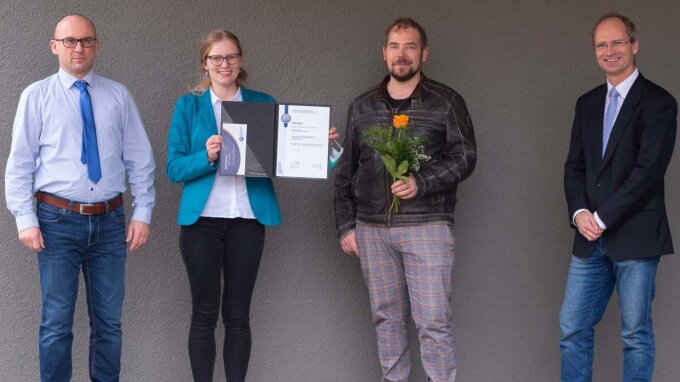 Verleihung Examenspreis Chemie 2020: Dr. Alf Liebmann (analytik Jena AG), Preisträgerin Frieda Nagler, Prof. Dr. Felix H. Schacher (Betreuer), Dekan Prof. Dr. Hans-Dieter Arndt (v.l.)