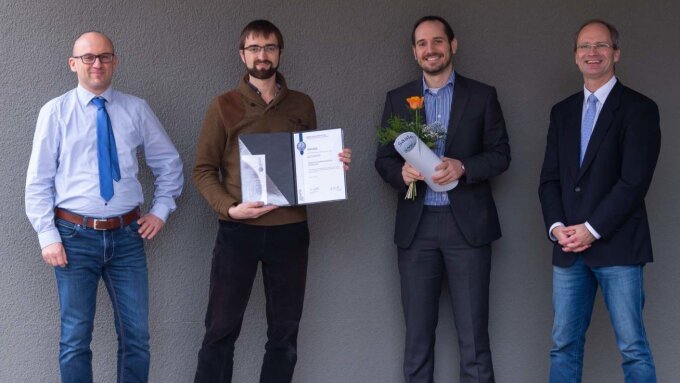 Verleihung Promotionspreis Chemie 2020: Dr. Alf Liebmann (analytik Jena AG), Preisträger Dr. Martin Klapper, Betreuer PD Dr. Pierre Stallforth, Dekan Prof. Dr. Hans-Dieter Arndt (von links)