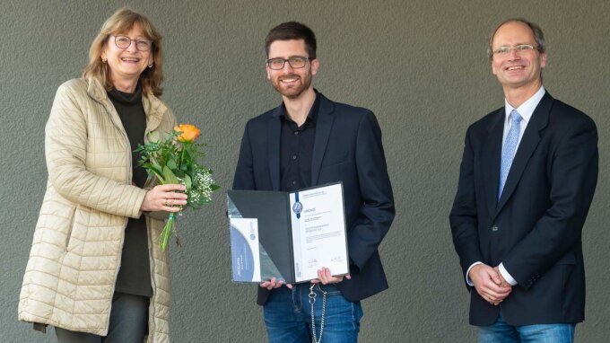 Verleihung Examenspreis Geographie 2020: Betreuerin Prof. Dr. Christiane Schmullius, Preisträger Friedrich Brandt und Dekan Prof. Dr. Hans-Dieter Arndt (von links)