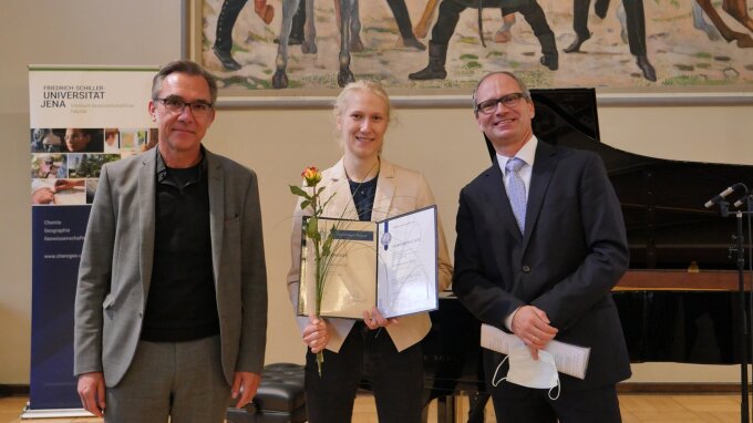 Absolventenfeier 2021 - Laudator Prof. Dr. Jürgen Popp, Preisträgerin Constanze Schultz, Dekan Prof. Dr. Hans-Dieter Arndt (von links)