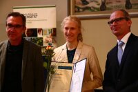 Absolventenfeier 2021 - Laudator Prof. Dr. Jürgen Popp, Preisträgerin Constanze Schultz, Dean Prof. Dr. Hans-Dieter Arndt (von links)