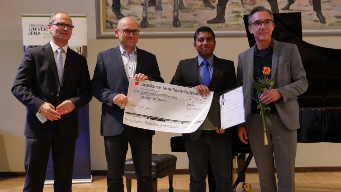 Absolventenfeier 2021 - Dekan Prof. Dr. Hans-Dieter Arndt, Dr. Alf Liebmann (analytik Jena GmbH), Preisträger Dr. Abdullah Saif Mondol, Laudator Prof. Dr. Jürgen Popp (von links)