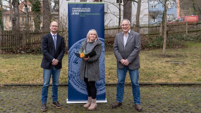 Dekan Prof. Hans-Dieter Arndt, Preisträgerin Anne Katharina Katzschmann und Betreuer PD Dr. Jussi Baade (v.l.)