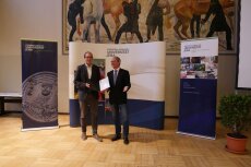 Verleihung Examenspreis Geographie: Dekan Prof. Arndt (rechts) und Laudator Prof. Brenning