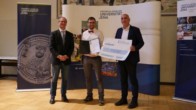 Promotionspreis Chemie: Dekan Prof. Dr. Hans-Dieter Arndt, Preisträger Dr. Lars Henning Heß, Prof. Dr. Ulrich S. Schubert von der Stiftung Nanotechnologie (von links)