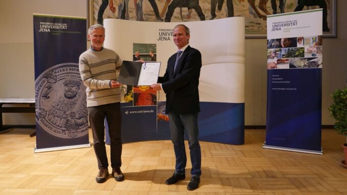 Examenspreis Geowissenschaften: Die Preisträgerin konnte leider nicht persönlich anwesen sein. Dekan Prof. Arndt (rechts) und Prof. Heubeck von de Gesellschaft zur Förderung der Geowissenschaften Jena haben stellvertretend die Urkunde entgegengenommen.