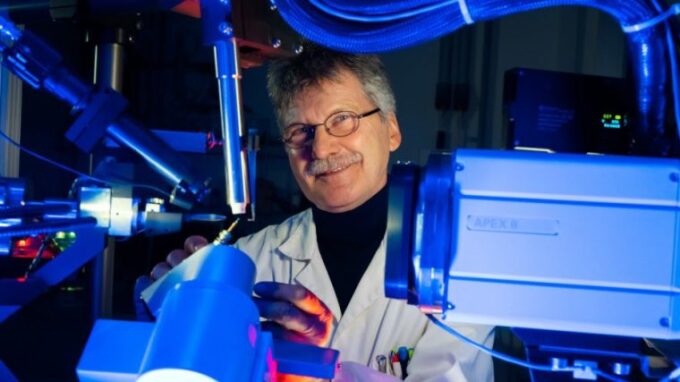 Dr. Helmar Görls vom Institut für Anorganische und Analytische Chemie