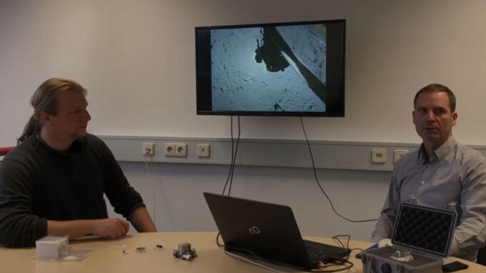 Dr. Dennis Harries (l.) und Prof. Dr. Falko Langenhorst erklären im Video das Ziel der Mission "Hayabusa2"