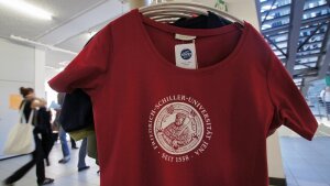 A T-shirt with the seal of the University of Jena.
