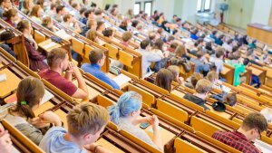 Students are sitting in the Döbereiner lecture hall.