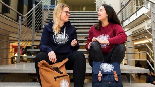 Zwei Studentinnen im Hörsaalgebäude am Ernst-Abbe-Platz