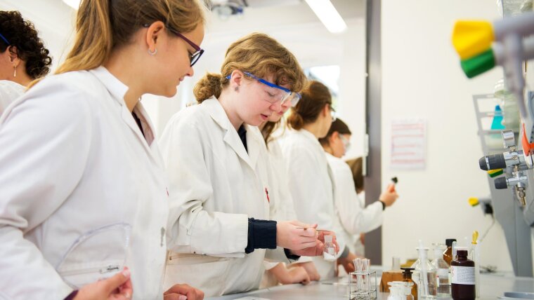 Schülerinnen arbeiten im Schülerlabor Chemie