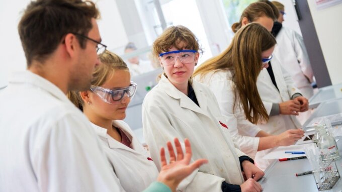Schülerinnen arbeiten im Schülerlabor Chemie der Universität Jena.