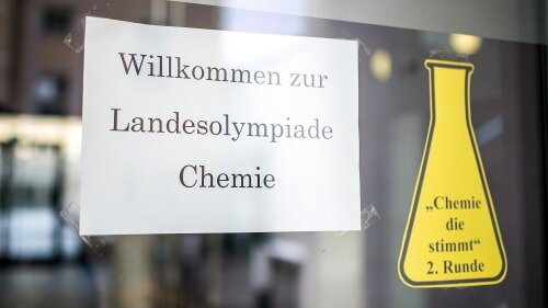 Eingangsschild zur Landesolympiade Chemie an der Universität Jena.
