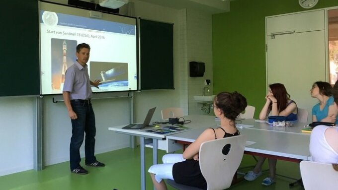 apl. Prof. Dr. Christian Thiel von der Universität Jena hält einen Vortrag vor einer Schulklasse.