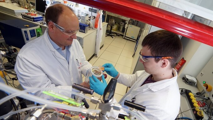Ein Doktorand und sein Betreuer arbeiten in einem Chemie-Labor.