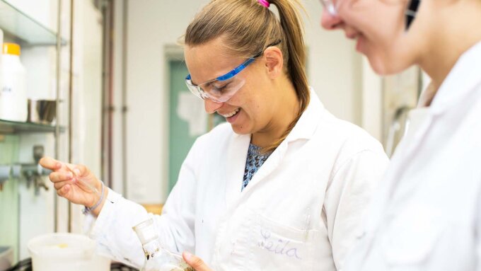 Zwei Chemie-Studentinnen arbeiten im Labor