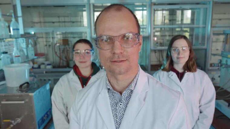 Jun.-Prof. Dr. Robert Kretschmer und zwei Studentinnen im Labor (Filmausschnitt)