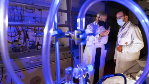 Prof. Dr. Wolfgang Weigand (l.) und sein Team erforschen den Reaktionsweg zur elektrokatalytischen Wasserstoffbildung.