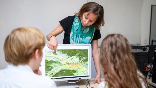 Eine Dozentin mit zwei Geographie-Studierenden am PC