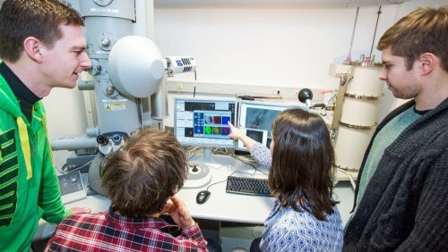 Studierende der Geowissenschaften arbeiten and er Universität Jena an einem Transmissionenelektronenmikroskop