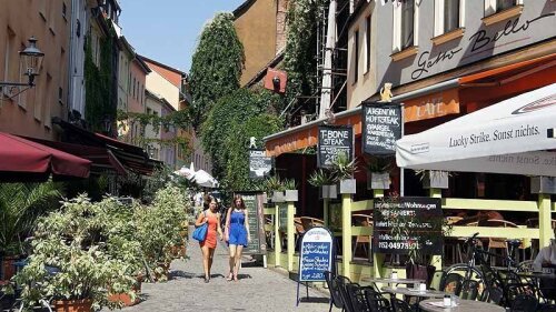 Zwei Studentinnen flanieren in der Wagnergasse ind er Innenstadt von Jena.