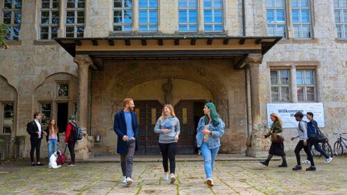 Studierende vor dem Universitäthauptgebäude