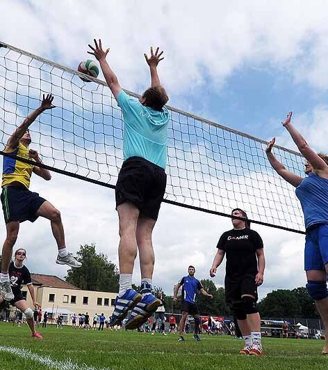 Studierende spielen Volleyball auf dem Gelände des Universitätssportvereins.