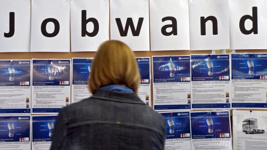 Student in front of a notice board with job offers