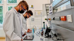 Schüler beim Arbeiten mit digitalen Medien im Schülerlabor