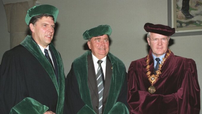 Prof. Dr. Klaus Keil (Mitte) wurde 2002 mit der Ehrendoktorwürde der Friedrich-Schiller-Universität Jena ausgezeichnet. Der Festakt fand am 4. Dezember 2002 in der Aula statt. Ebenfalls im Bild: der damalige Rektor Prof. Dr. Karl-Ulrich Meyn (rechts) und Prof. Dr. Georg Büchel, der damalige Dekan der Chemisch-Geowissenschaftlichen Fakultät (links).